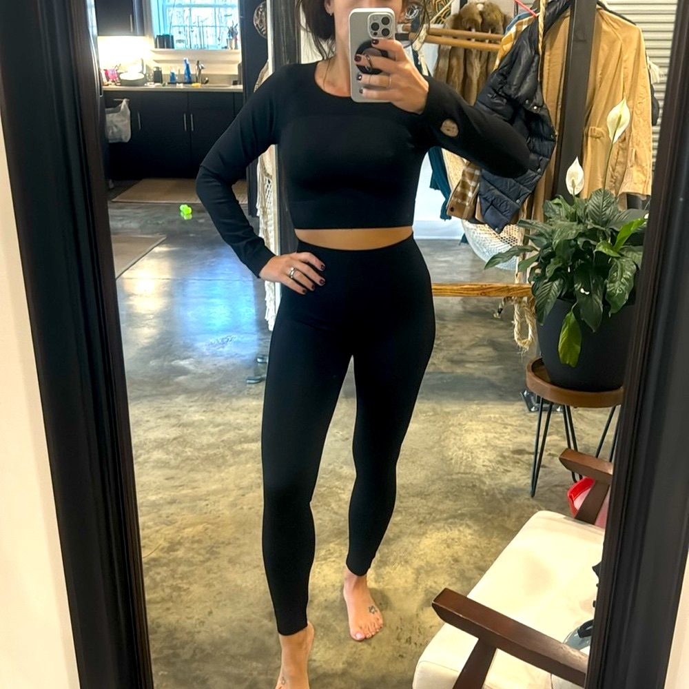 Body shaping workout set with cropped long sleeve thumb hole top